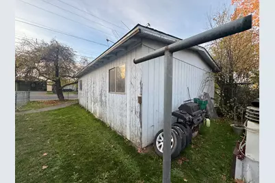 1052 W 12th Street, Medford, OR 97501 - Photo 21