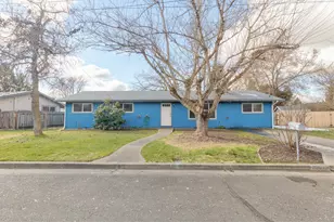 1110 SW Juniper Dr, Grants Pass, OR 97526 - Photo 1