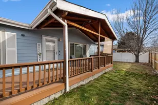 2108 NE 6th St, Redmond, OR 97756 - Photo 3