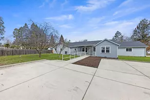 2165 Crestbrook Rd, Medford, OR 97504 - Photo 3