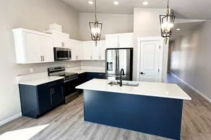 633 Terrazzo Wy, Medford, OR 97501 - Photo 3