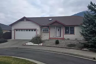 1785 SE Brookhurst Way, Grants Pass, OR 97527 - Photo 1