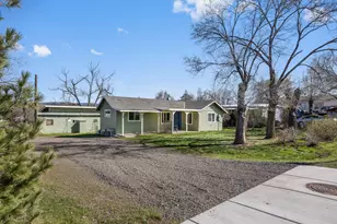 811 SW Madison St, Madras, OR 97741 - Photo 1