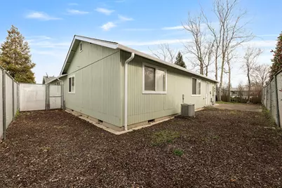 731 Maple Street, Central Point, OR 97502 - Photo 3