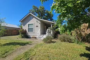 704 SW K St, Grants Pass, OR 97526 - Photo 21