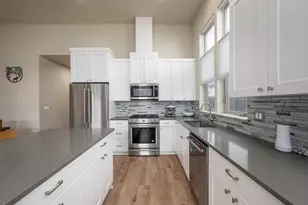63101 NW Via Cambria, Bend, OR 97703 - Photo 11