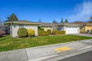 540 Golf View Dr, Medford, OR 97504 - Photo 1