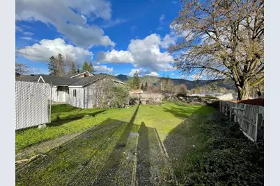 1805 NW Candler Avenue, Grants Pass, OR 97526 - Photo 3