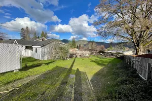 1805 NW Candler Ave, Grants Pass, OR 97526 - Photo 3