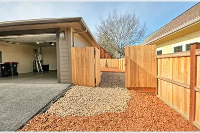 205 N 9th Street, Jacksonville, OR 97530 - Photo 33