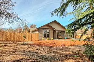 205 N 9th St, Jacksonville, OR 97530 - Photo 3