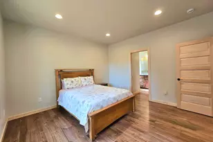 205 N 9th St, Jacksonville, OR 97530 - Photo 17