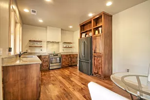 205 N 9th St, Jacksonville, OR 97530 - Photo 11