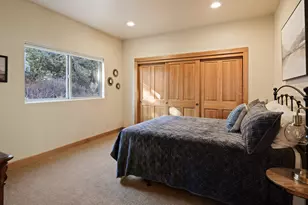 268 NW Scenic Heights Dr, Bend, OR 97703 - Photo 31