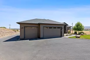 2213 NE Bunchgrass Ct, Madras, OR 97741 - Photo 17