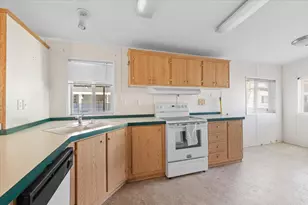 633 E Archwood Dr, Eagle Point, OR 97524 - Photo 9