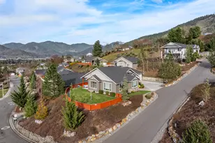 2351 Robertson Crest, Grants Pass, OR 97527 - Photo 3