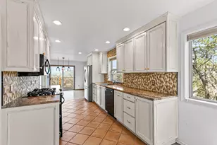 211 Glenview Dr, Ashland, OR 97520 - Photo 29