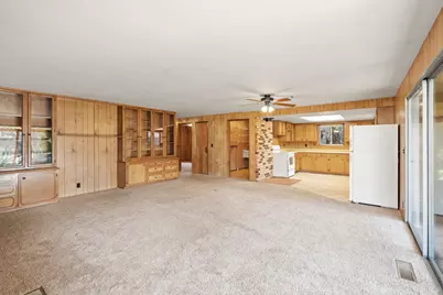 837 S Royal Avenue, Eagle Point, OR 97524 - Photo 3