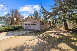 837 S Royal Ave, Eagle Point, OR 97524 - Photo 17
