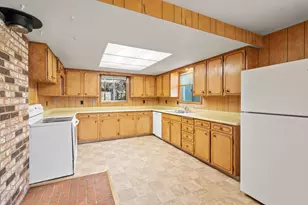 837 S Royal Ave, Eagle Point, OR 97524 - Photo 5