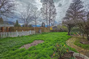 953 NE 9th St, Grants Pass, OR 97526 - Photo 29