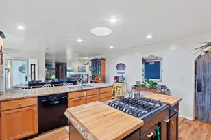 753 W Evans Creek Rd, Rogue River, OR 97537 - Photo 5