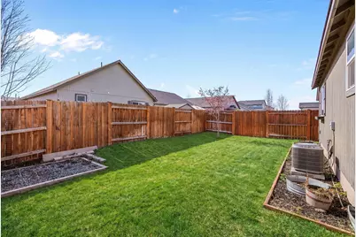 2748 NE 6th Drive, Redmond, OR 97756 - Photo 17