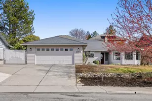 2374 Fairfield Dr, Medford, OR 97504 - Photo 1