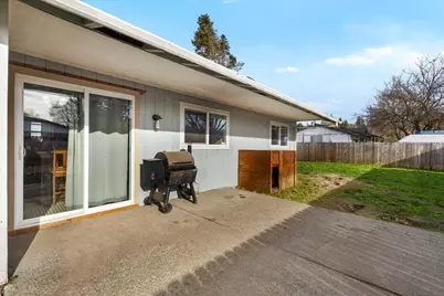 621 S Shasta Avenue, Eagle Point, OR 97524 - Photo 17