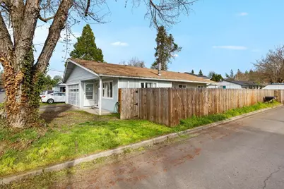 621 S Shasta Avenue, Eagle Point, OR 97524 - Photo 3