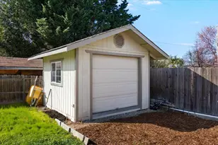 3053 Adams Cir, Medford, OR 97504 - Photo 43