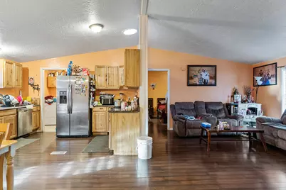 1570 S Peach Street #67, Medford, OR 97501 - Photo 3