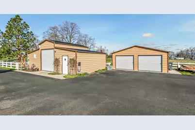 3985 Calhoun Road, Medford, OR 97501 - Photo 9