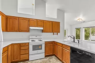 1224 N Modoc Ave, Medford, OR 97504 - Photo 5