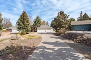 1052 NE Francis Ct, Bend, OR 97701 - Photo 3