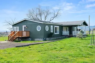 533 Chateau Dr, Eagle Point, OR 97524 - Photo 3