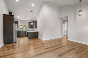 305 Moody Ln, Medford, OR 97501 - Photo 9