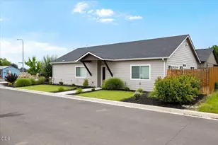 305 Moody Ln, Medford, OR 97501 - Photo 5