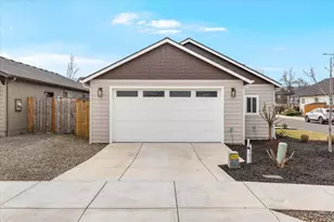 305 Moody Ln, Medford, OR 97501 - Photo 5