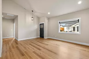 305 Moody Ln, Medford, OR 97501 - Photo 7