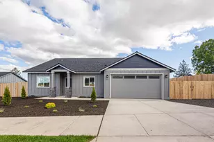 582 SW H St, Madras, OR 97741 - Photo 1