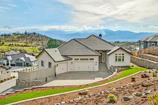 5626 Autumn Park Dr, Medford, OR 97504 - Photo 1
