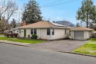442 NE Baker Dr, Grants Pass, OR 97526 - Photo 3