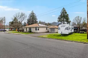 442 NE Baker Dr, Grants Pass, OR 97526 - Photo 17