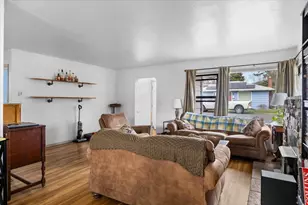 442 NE Baker Dr, Grants Pass, OR 97526 - Photo 11