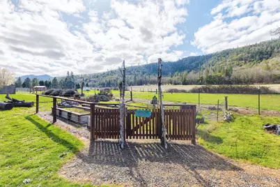 9547 Old Stage Road, Central Point, OR 97502 - Photo 15