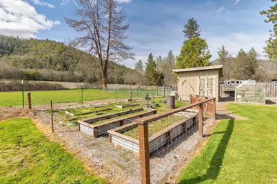 9547 Old Stage Road, Central Point, OR 97502 - Photo 13