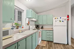 1570 S Peach St, Medford, OR 97501 - Photo 5