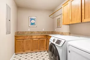 3130 N W Colonial Dr, Bend, OR 97703 - Photo 31